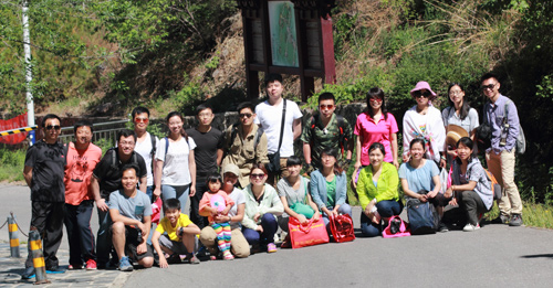 百花山收费处合影