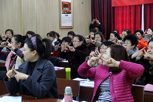 高级中医养生师朱树伟老师给学员们讲授“小儿经络按摩”